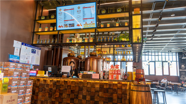 在金沙灘啤酒城青島精釀金啤體驗館品嘗“醉”鮮、“醉”爽精釀