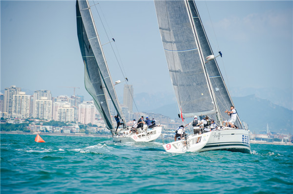 青深雙城帆船賽青島站比賽首日戰(zhàn)罷，青島“海豚”戰(zhàn)隊(duì)一“帆”絕塵