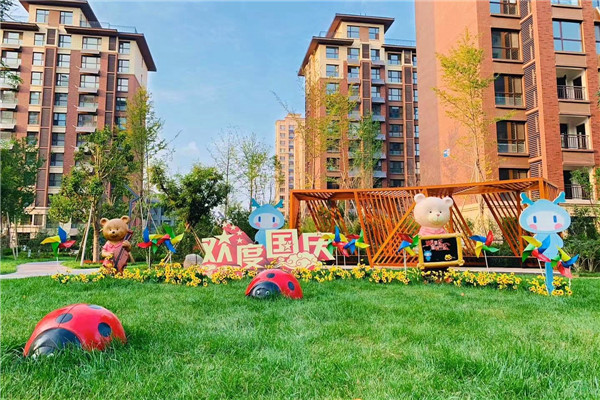 龍湖智慧服務(wù)濰坊區(qū)域居民喜迎中秋節(jié) 舉辦善親游園會(huì)，現(xiàn)場(chǎng)制作月餅拍攝全家福