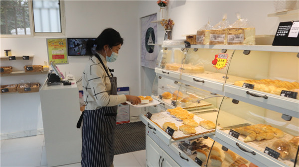 即墨區(qū)藍村街道：90后蛋糕店女老板用“愛心”助力核酸檢測采樣