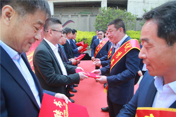 青島水務(wù)海潤自來水集團(tuán)舉辦員工實(shí)作室、青年技術(shù)人才培訓(xùn)基地啟動(dòng)暨導(dǎo)師帶徒簽約儀式