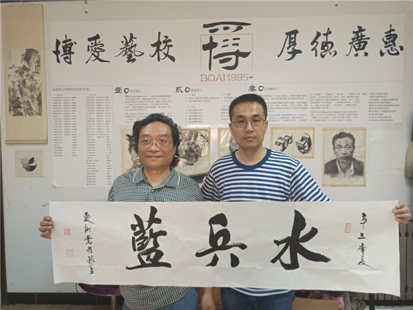 中國(guó)著名書(shū)法家“當(dāng)代經(jīng)生”——郭立激情書(shū)寫(xiě)“水兵藍(lán)”