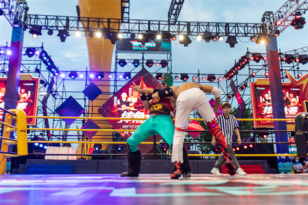 8米空中舞臺抬頭就能看！金沙灘啤酒城“夠吸睛”  