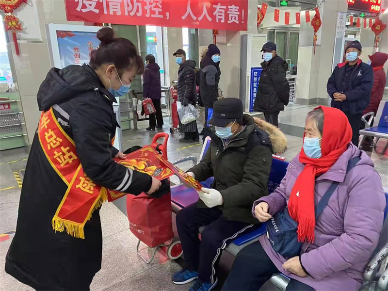 青島萊西:汽車總站1000張福字送乘客