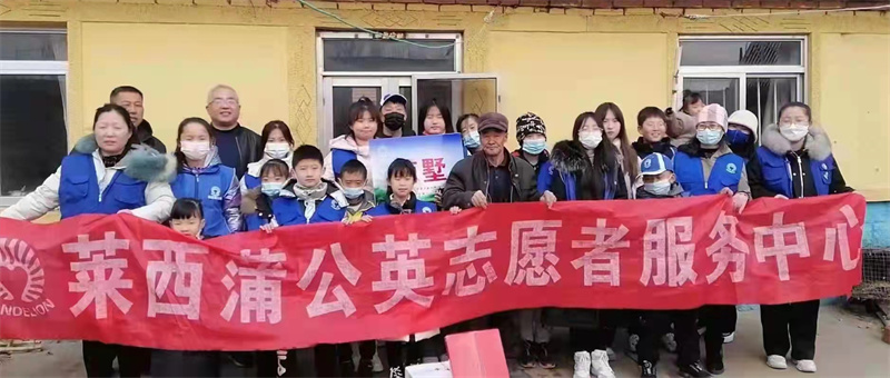 青島萊西水集街道月湖街社區(qū)開展“撿煙頭、倡文明”志愿服務(wù)活動