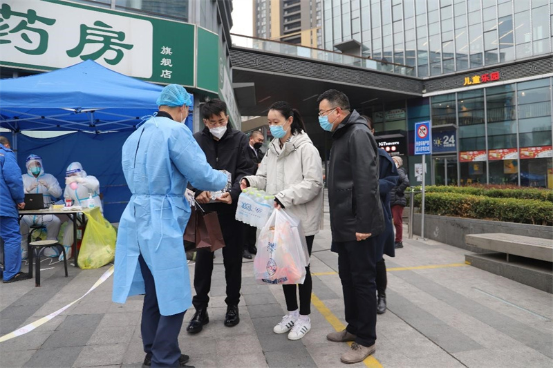 “啡”常時(shí)期，情暖“疫”線—青島市咖啡文化協(xié)會(huì)走訪慰問社區(qū)防疫一線工作者