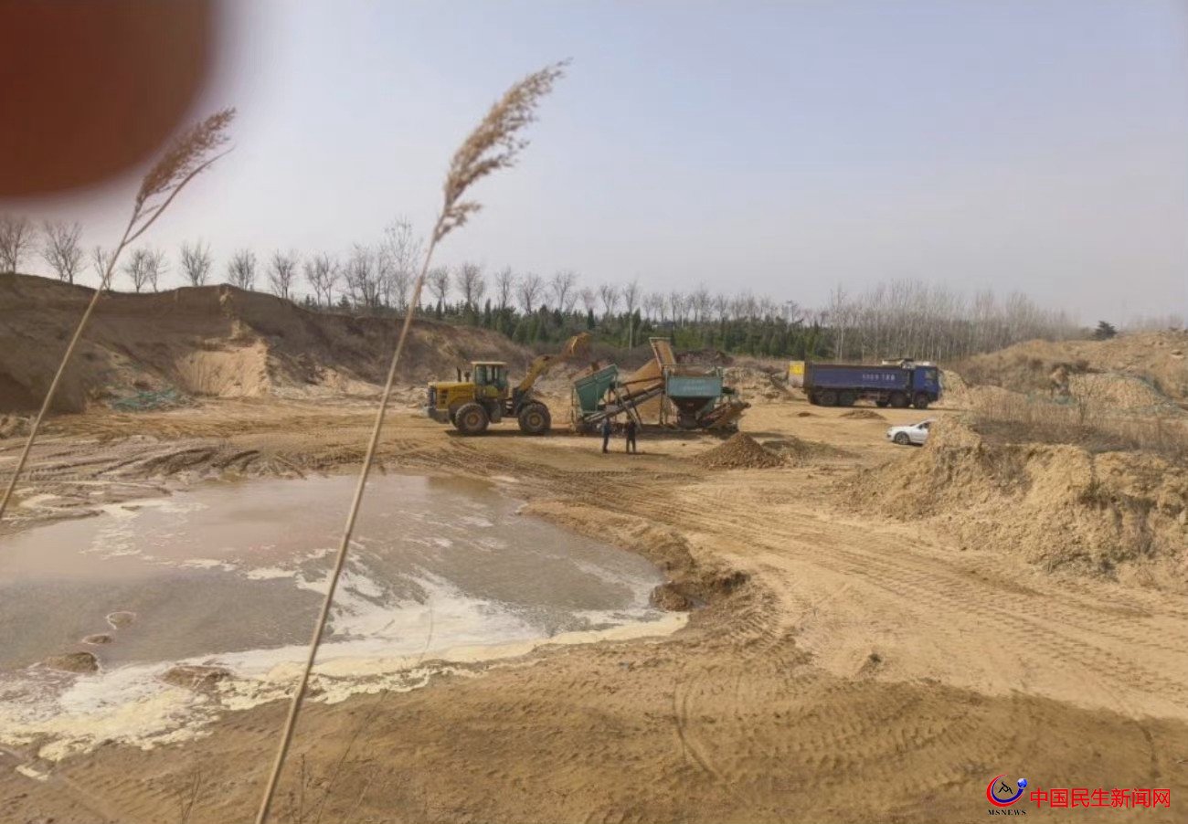 青島市即墨區(qū)飲用水源地移風(fēng)鎮(zhèn)七級(jí)水管所后面在違法洗沙 難道是一家？