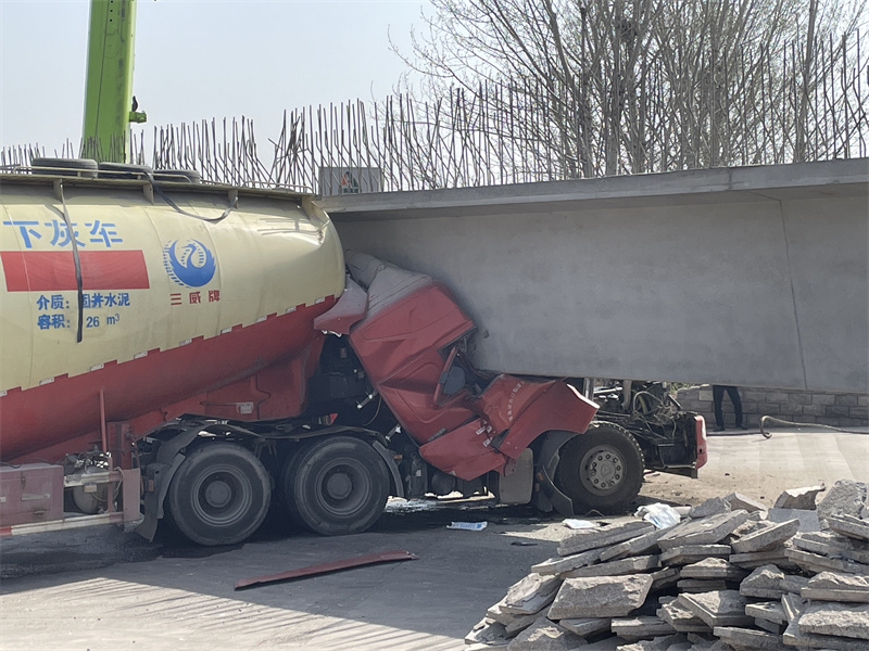 膠州：事故頻發(fā)路段罐車撞上路橋車，罐車駕駛員當場身亡