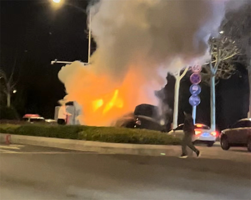 膠州一黑色“凱美瑞”轎車沖進(jìn)綠化帶 隨后發(fā)生自燃