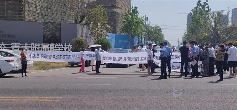 膠州融創(chuàng)·時代中心爆發(fā)業(yè)主集體維權(quán)！距離交房僅剩三個月樓才蓋了不到一半