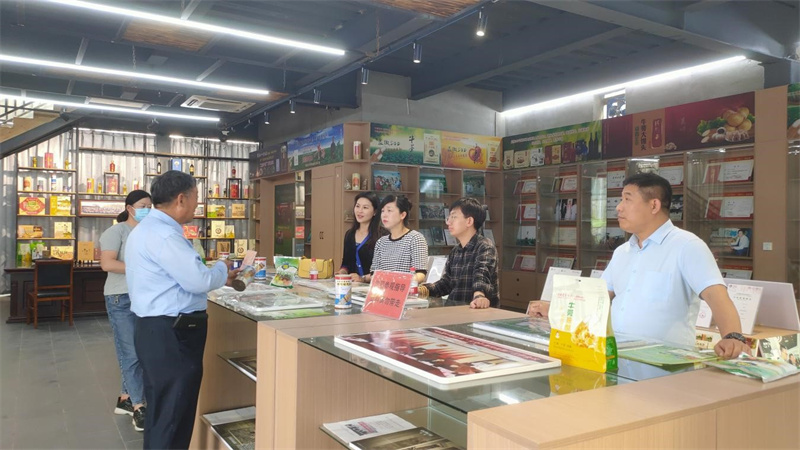 助力鄉(xiāng)村振興 媒體攜手國(guó)石農(nóng)品直播團(tuán)考察牛蒡之鄉(xiāng)