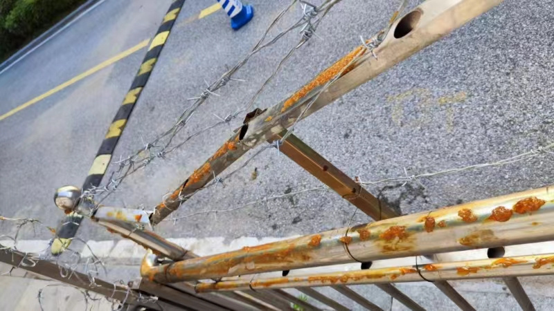 山東萊西：香格麗都小區(qū)南門被物業(yè)抹上大黃油綁上鐵絲 業(yè)主進(jìn)出難