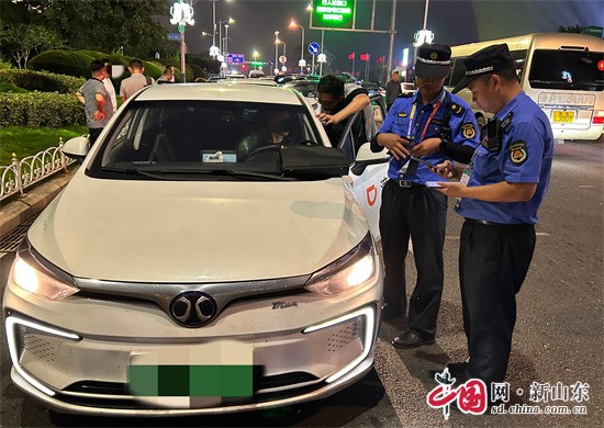 啤酒、美食、焰火、狂歡……第33屆青島國際啤酒節(jié)正盛大舉行，來自五湖四海的賓朋通過啤酒傳遞著夏日的激情，共同享受這場啤酒狂歡盛宴。作為青島國際啤酒節(jié)的執(zhí)法保障部門之一，交通運(yùn)輸