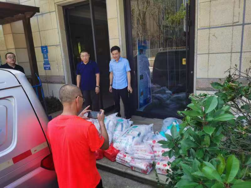 嶗山區(qū)馬拉松運(yùn)動(dòng)協(xié)會(huì)開(kāi)展“致敬崢嶸歲月，情暖退役軍人”活動(dòng)