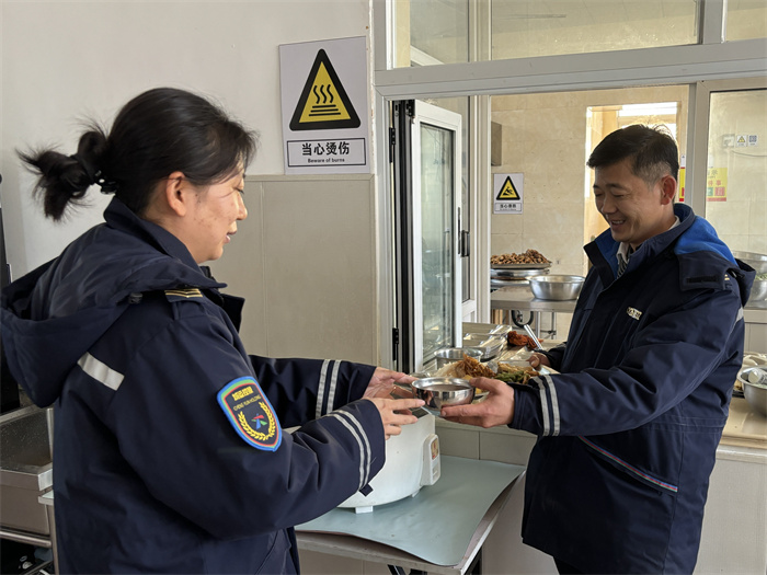 關(guān)懷一線職工，青島城陽巴士工會臘八送溫暖