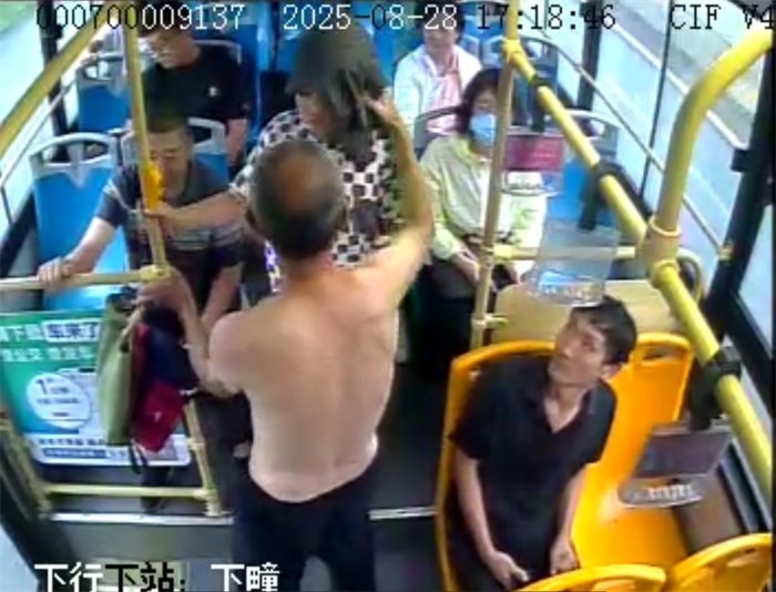 大雨中遞出“暖心傘”，膠州公交司機(jī)善舉獲乘客點(diǎn)贊