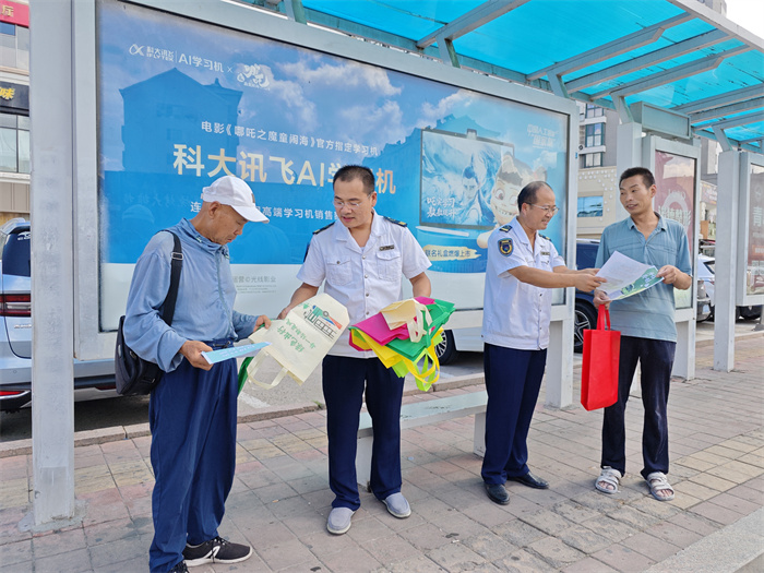 城陽巴士“誠載美好?螢火之光”志愿者助力綠色出行月，倡導(dǎo)低碳生活新方式