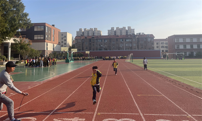 青島西海岸新區(qū)實(shí)驗(yàn)小學(xué)：分級(jí)部推進(jìn)體測(cè)工作，全員健康工程扎實(shí)落地