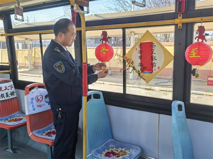 溫暖冬至路：車廂里的“非遺課堂”與站臺旁的“平安守護”