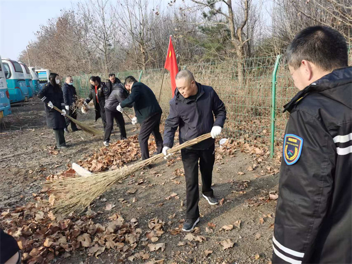 萊西交通發(fā)展公司黨員開展清理雜草除隱患行動