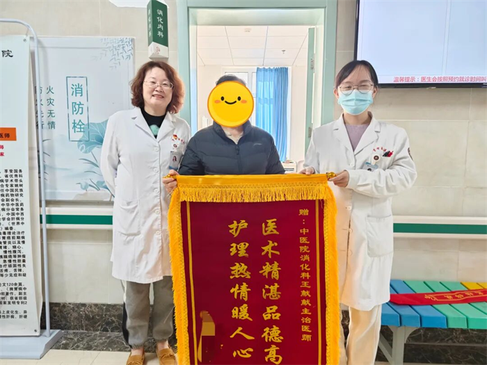 膠州市中醫(yī)醫(yī)院：冬韻藏溫情，錦旗映初心！跨越時光的暖心守護，見證醫(yī)患情深