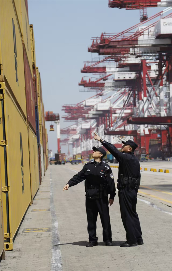 向海圖強(qiáng) 智護(hù)安瀾 ——青島港航公安“四新”實(shí)踐繪就世界級(jí)港口平安藍(lán)圖